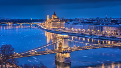 Fototapeta na wymiar Nice night view on the famous Chain Bridge in Budapest, Hungary