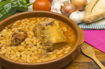 judias blancas guisadas con carne y vegetales