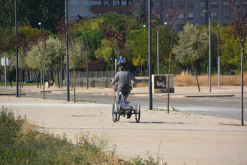 Naklejka premium mujer circulando en una bicicleta adaptada