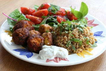 Falafel Teller mit Sour Cream, Tomatenspalten und Buchweizen