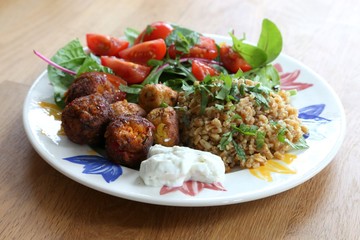 Falafel Teller mit Sour Cream, Tomatenspalten und Buchweizen