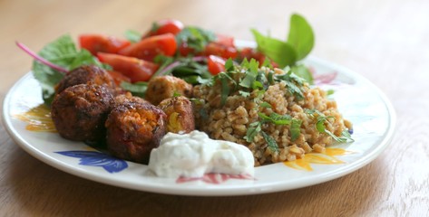 Falafel Teller mit Sour Cream, Tomatenspalten und Buchweizen