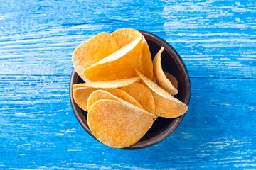 potato chips in a clay plate