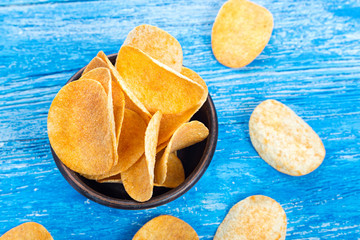 potato chips in a clay plate