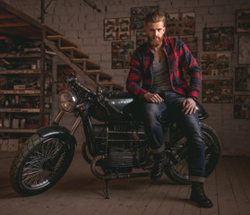 Obraz na płótnie Canvas Guy in motorbike repair shop