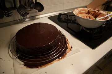 Preparazione di una torta al cioccolato con glassatura finale