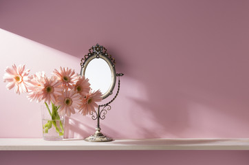 ピンクの壁と棚の室内イメージ