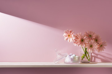 ピンクの壁と棚の室内イメージ