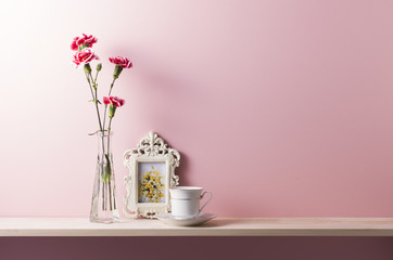 ピンクの壁と棚の室内イメージ