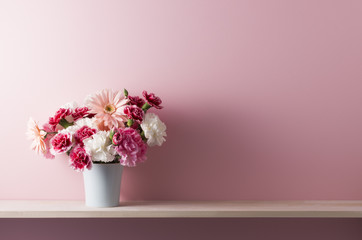 Fototapeta premium Kryty obraz różowe ściany i półki