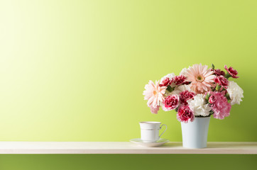 グリーンの壁と棚の室内イメージ