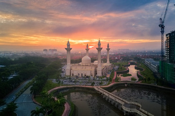 Obraz premium Sunrise at a mosque - aerial view
