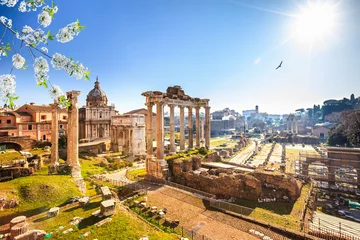  Romeinse ruïnes in Rome in de lente, Italië © sborisov