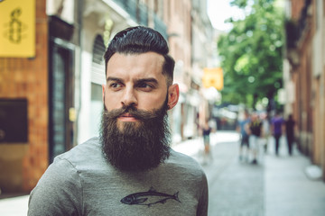 Portrait d'un jeune Hipster dans un environnement urbain