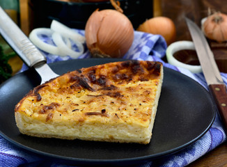 Zwiebelw&auml;he - Zwiebelw&auml;je auf Teller, Rustikal angerichtet, Foodstyling 