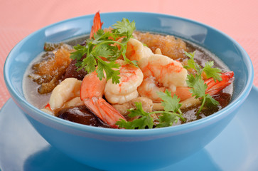 Maw stewed in gravy, red shrimp in a bowl