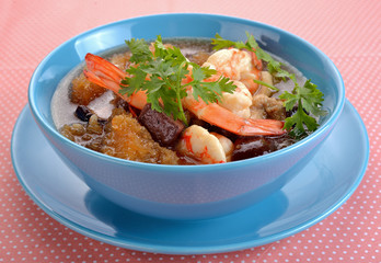 Maw stewed in gravy, red shrimp in a bowl