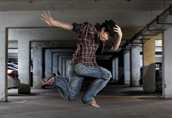 Naklejka premium Man break dancing on wall background