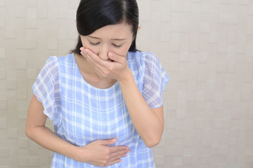 つわりに苦しむ妊婦