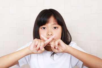 禁止の意思表示をする女の子
