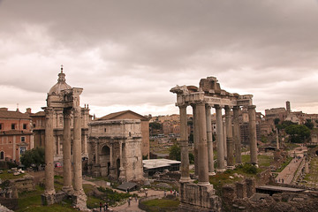 Fototapeta na wymiar Il Colosseo e altri monumenti di Roma. Una città piena di storia. 