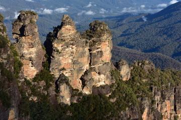 Fototapeta na wymiar Iconic Three Sisters rock formation in Blue Mountains in evening.