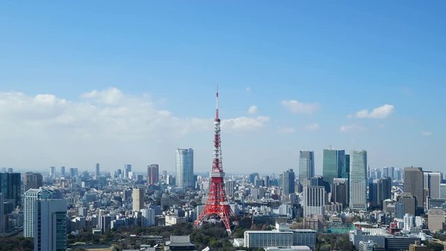 4K 東京タイムラプス　昼　東京タワー　六本木方面背景　爽やかな青空に流れる雲　大空　パン
