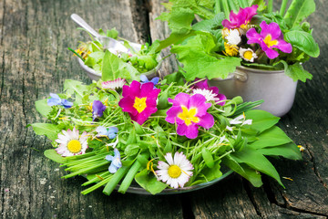 Frühlingssalat, Wildkräuter, essbare Blüten  - 138669018