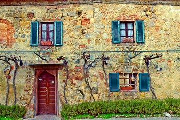 facciata esterna di una vecchia abitazione toscana nel borgo di origini medievali di Monteriggioni...
