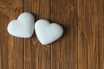 Obraz premium ginger biscuits in the shape of heart on a brown wooden table