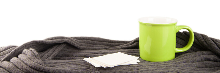 Tasse mit Schal und Taschentüchern