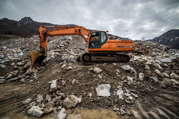 excavator for earth moving © UMB-O