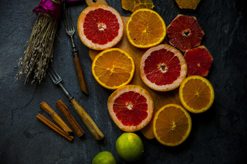 Obraz na płótnie Canvas bright slices oranges on the table