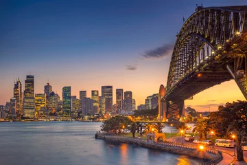  Sydney. Stadsbeeld van Sydney, Australië met Harbour Bridge tijdens de zomerzonsondergang. © rudi1976