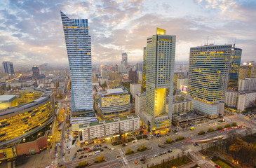 Obraz premium Warszawskie miasto z nowoczesnym wieżowcem