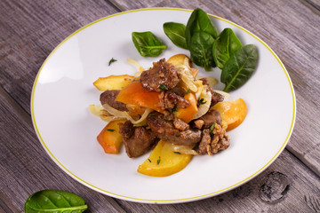 Liver with apple, spinach and onion