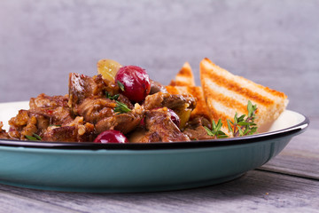 Liver with red and white grape garnished with thyme