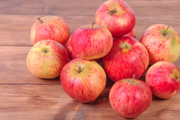 Fototapeta na wymiar red apples on a wooden background