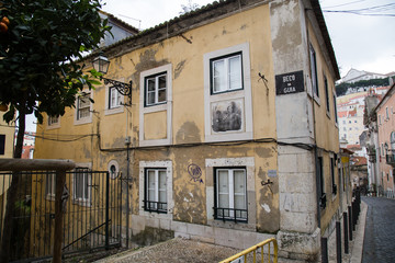 Fototapeta na wymiar Gelbes Haus im Stadtteil Mouraria in Lissabon / Portugal