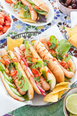 Frische Hot Dogs mit Tortilla Chips