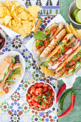 Frische Hot Dogs mit Tortilla Chips