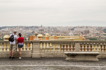Giovane, coppia di turisti sulla terrazza del Gianicolo, Roma
