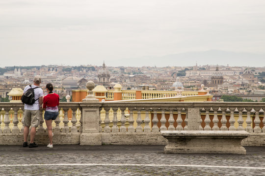Giovane, coppia di turisti sulla terrazza del Gianicolo, Roma