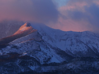 真冬の磐梯山の朝焼け