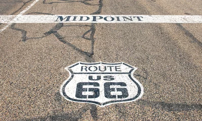 Papier Peint photo Route 66 Point intermédiaire de l& 39 historique Route 66 entre Chicago et Los Angeles (tous deux à 1139 milles) à Adrian, Texas
