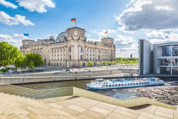 Berliner Regierungsviertel mit Reichstag und Schiff auf der Spree im Sommer, Berlin Mitte, Deutschland © JFL Photography