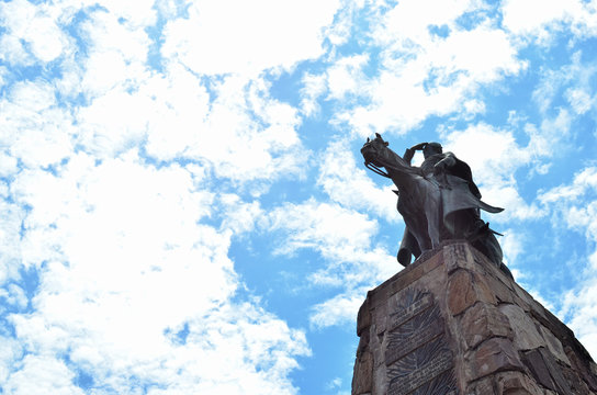 Monumento a G&uuml;emes en Salta, Argentina