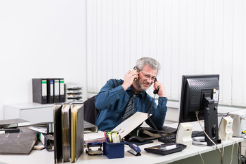 Arbeitsdruck am Schreibtisch mit Überlastung