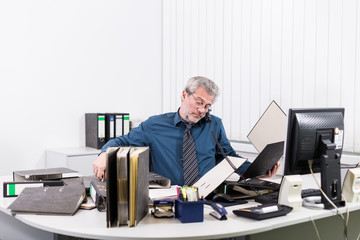 Mann am Schreibtisch überarbeitet, Burnout Stress