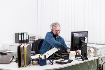 Mann am Schreibtisch überarbeitet, Burnout Stress